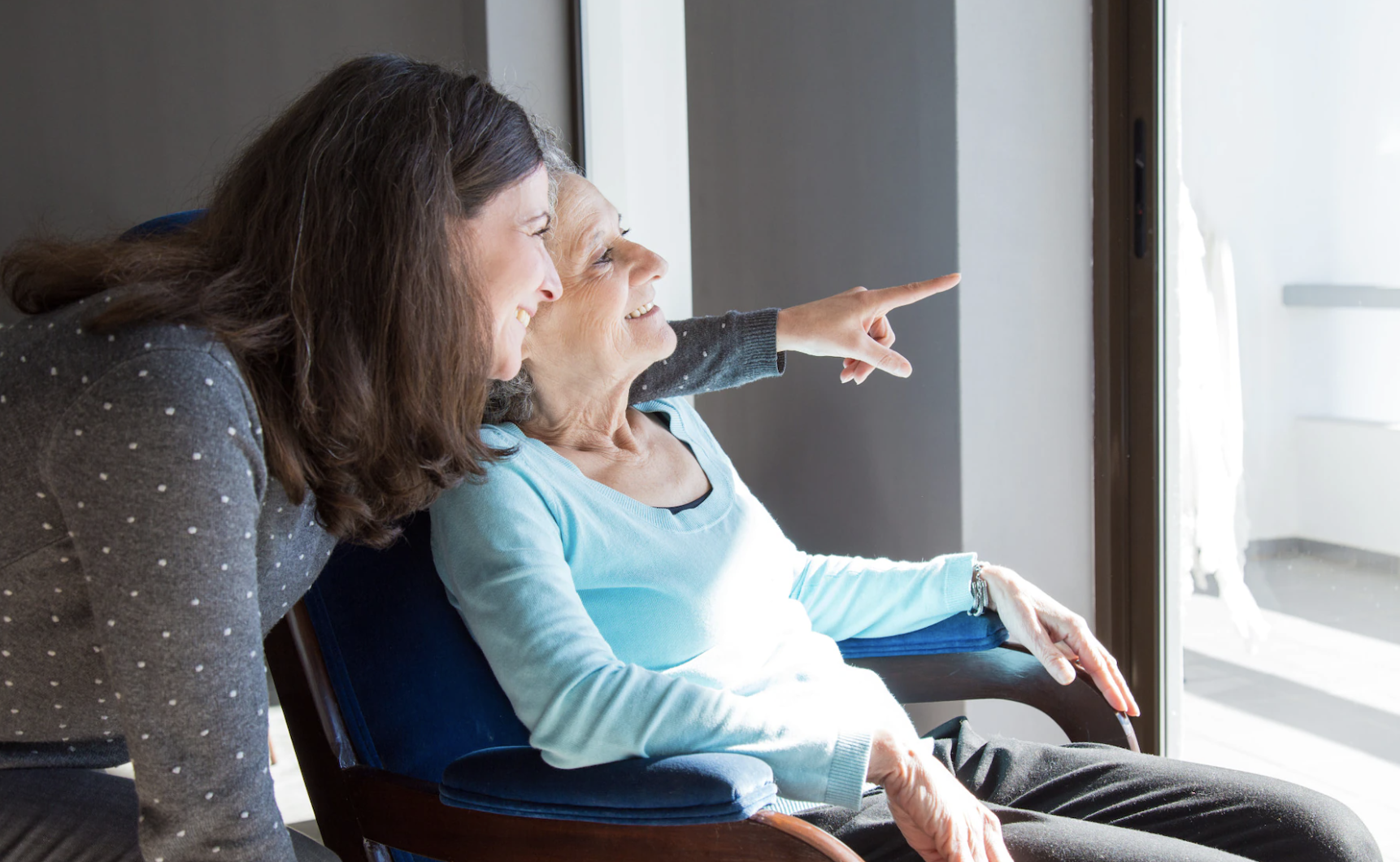 femme avec personne plus agée regardant l'horizon