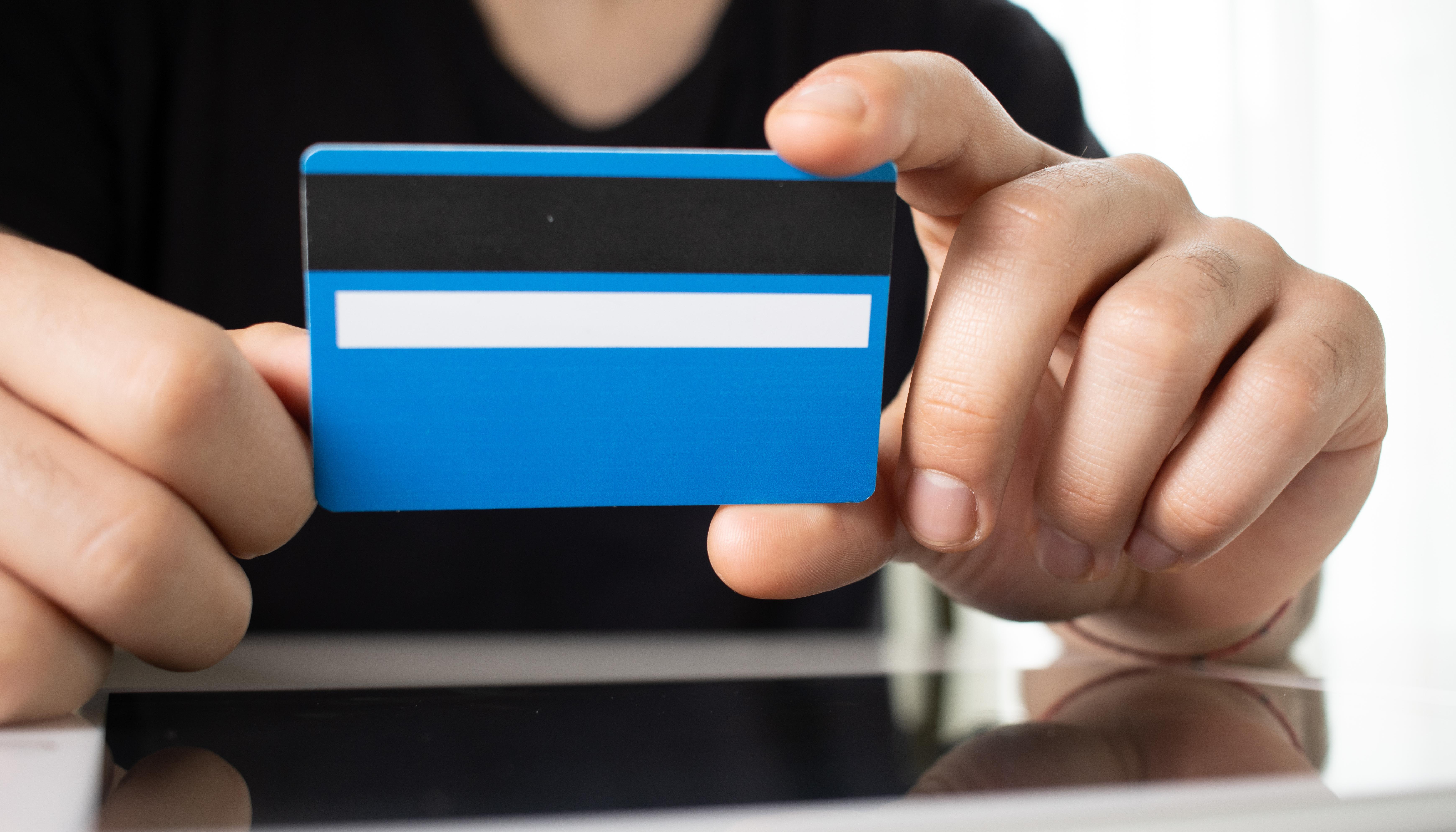 Regard estival sur les cartes bancaires